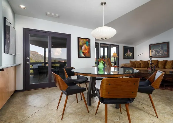 Outdoor Entertaining Space: Mtn-view *