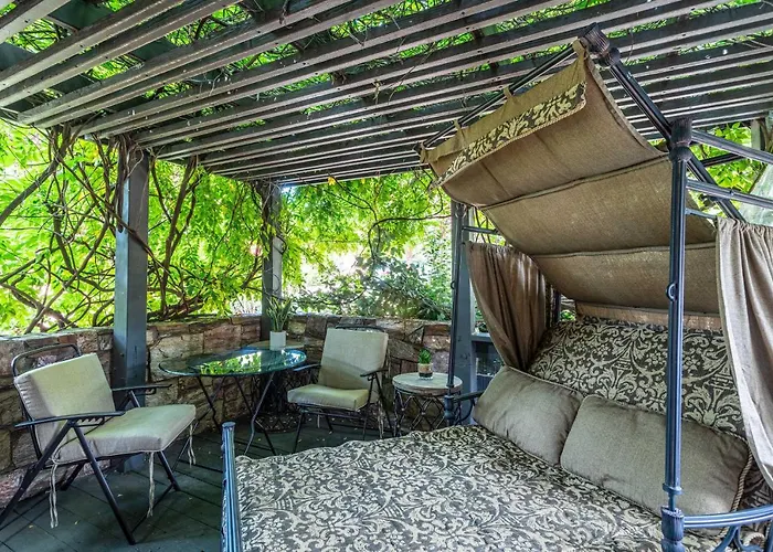 Outdoor Entertaining Space: Mtn-view Sedona