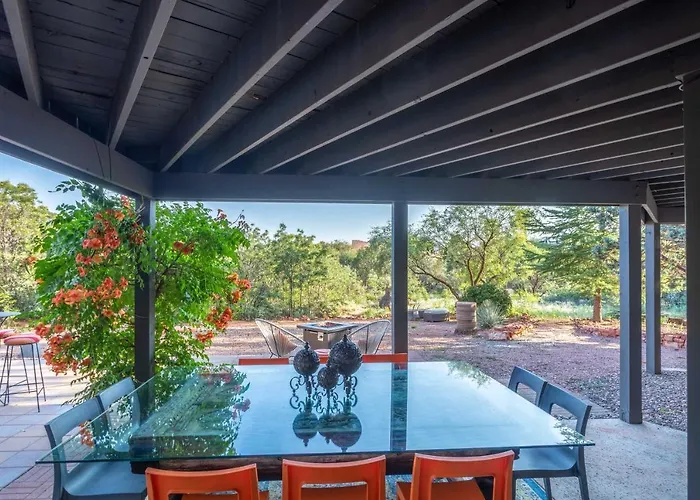 Outdoor Entertaining Space: Mtn-view Holiday home *