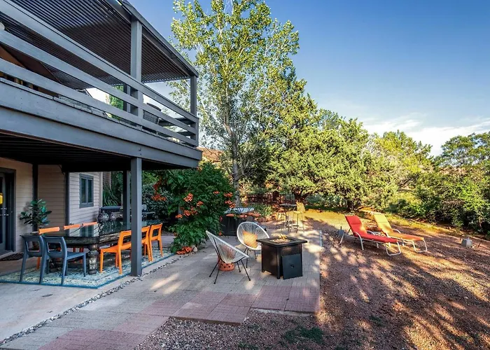 Outdoor Entertaining Space: Mtn-view Sedona