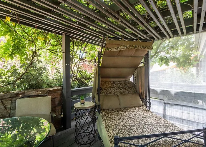 Holiday home Outdoor Entertaining Space: Mtn-view