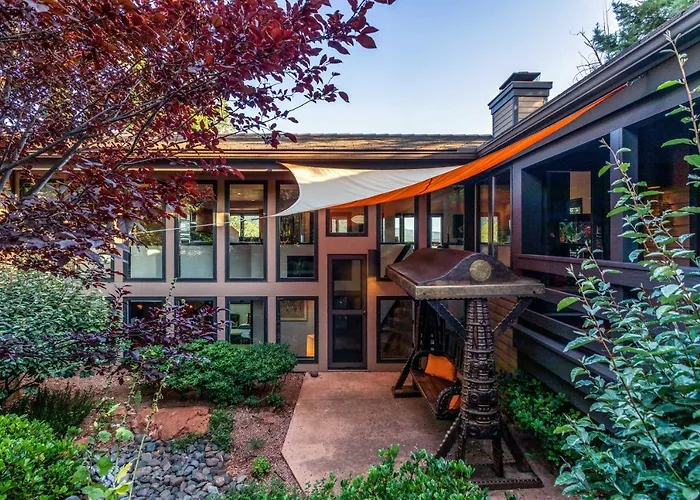 Outdoor Entertaining Space: Mtn-view *