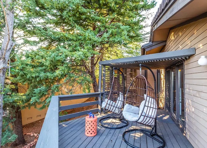 Outdoor Entertaining Space: Mtn-view Holiday home *