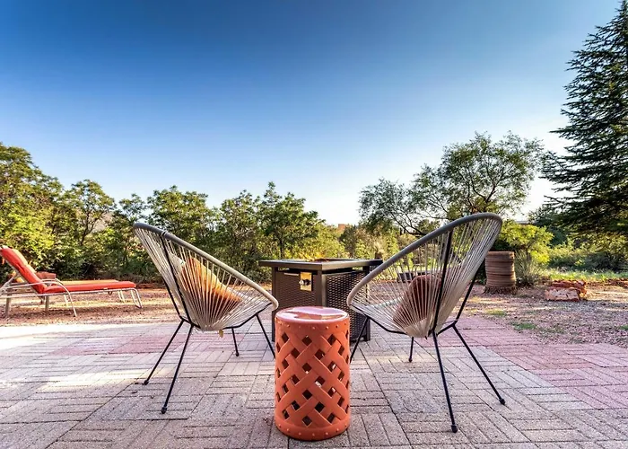 Outdoor Entertaining Space: Mtn-view Sedona