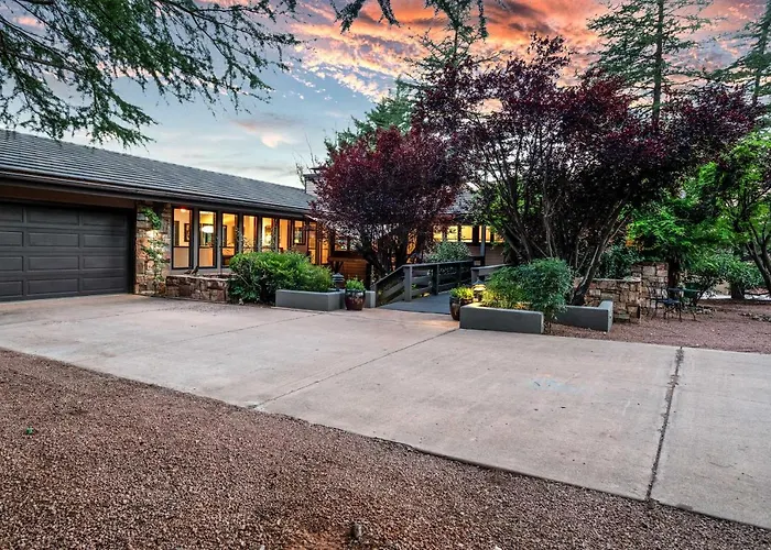 Outdoor Entertaining Space: Mtn-view Holiday home *