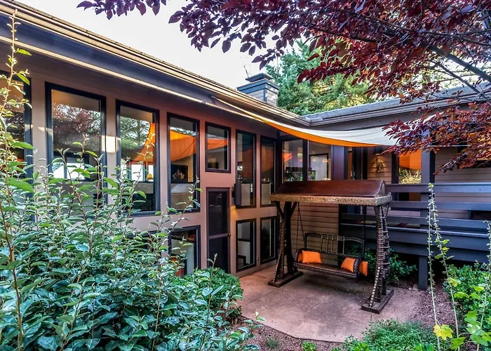 Outdoor Entertaining Space: Mtn-view *